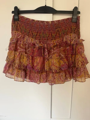 Mönstrad volangkjol från Zara - Så snygg kjol från Zara. Strl M men passar S/M