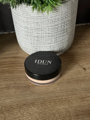 IDUN Minerals Signe Foundation - Använd fåtal gånger. Mineralfoundation från IDUN Minerals i nyansen Signe 034, en neutral ljus ton. Kommer i en rund burk med svart lock och transparent underdel så du ser färgen. Vegansk och passar dig som vill ha en naturlig bas med lätt känsla.