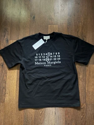 Maison margiella tshirt. - Helt ny och oanvänd maison margiella tshirt, fick den i födelsedagspresent men passade tyvärr inte. Storlek L. Pris 449. Pris är diskuterbart i snabb affär