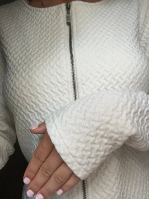 Vila kofta med dragkedja - S - ✨Kofta med dragkedja ✨  📏 Storlek: S 🏷️ Märke: Vila ⭐ Skick: Mycket fint skick  💌 Hör gärna av dig om du har frågor eller vill se fler bilder! Jag skickar snabbt och packar noggrant. 🌸
