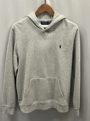 Ralph lauren hoodie - Fint skick utan defekter, storlek XL i barn så skulle säga Xs i herr