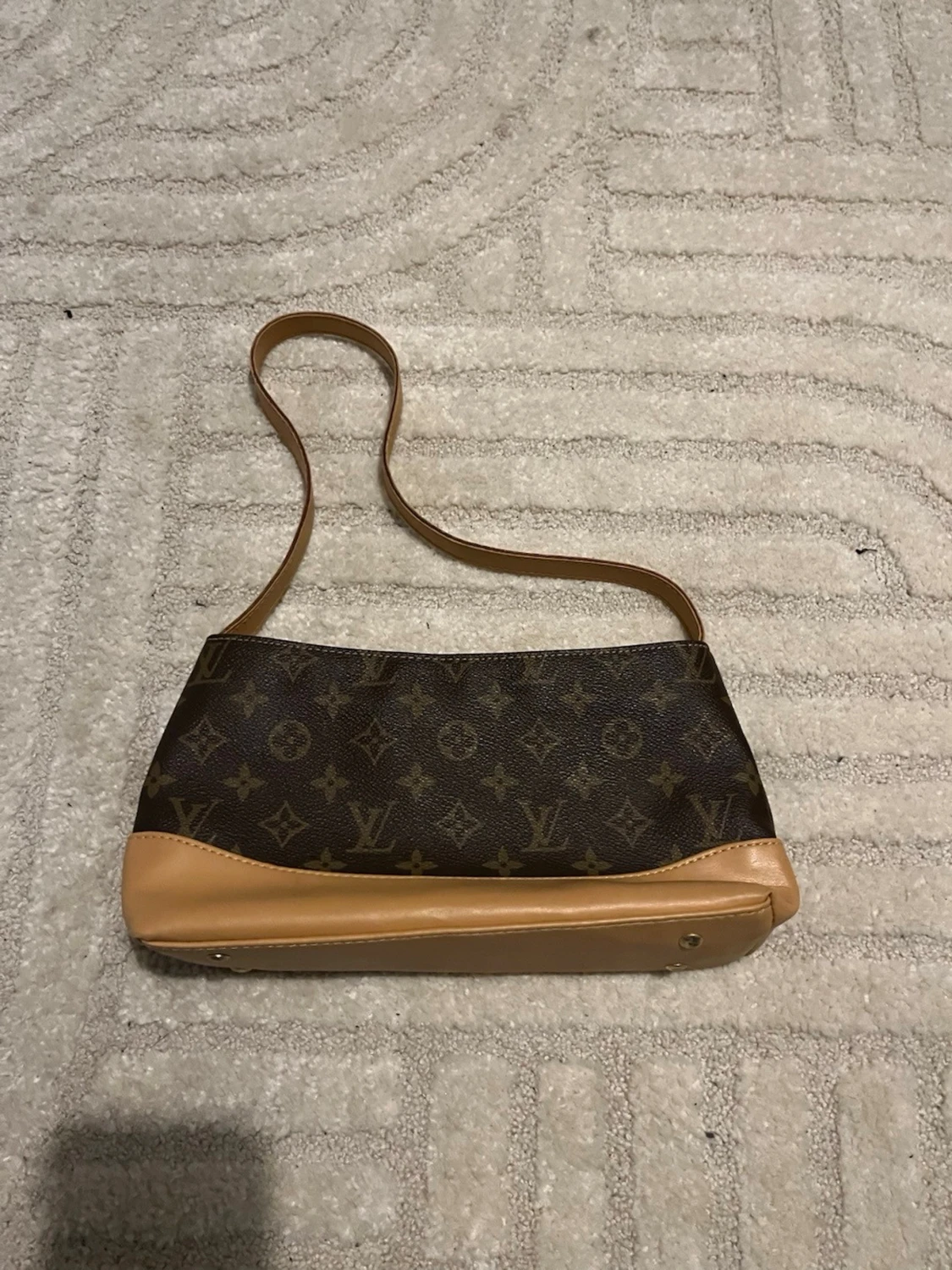Brun monogram axelremsväska