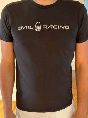 Svart Sail Racing t-shirt stl M - Snygg svart t-shirt från Sail Racing 