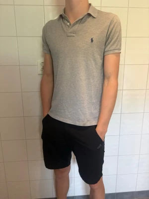 Ralph Lauren piké  - Säljer nu en snygg Ralph Lauren piké i fint skick. Jag på bilden är 185cm lång. Hör av er vid frågor eller funderingar!👌