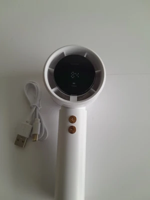 Helt ny handhållen digital turbofläkt med LED-display - Detta är en helt ny, bärbar handhållen minifläkt med hög hastighet, designad för kraftfull kylning när du är på språng. Den har en elegant vit, minimalistisk design med snygga gulddetaljer och en integrerad digital skärm. ​Nyckelfunktioner ​100 justerbara vindhastigheter: Finjustera ditt luftflöde perfekt med exakta steglösa eller flerstegs hastighetskontroller med knapparna på framsidan. ​Smart LED-digitaldisplay: En högupplöst skärm visar tydligt den aktuella vindhastighetsnivån och återståend