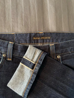 Nudie jeans dry deep selvage lean dean slim fit - Tja säljer ett par dry selvage nudie jeans i modellen lean dean som sitter slim, de är i väldigt bra skick.