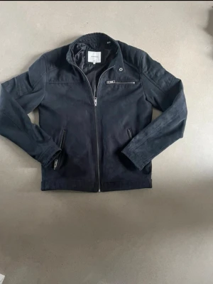 Svart jack&jones jacka  - Snygg jacka från Jack&jones i storlek M sitter som S Mycket bra skick! Passar bra på mig som är 175 hör av dig vid minsta lilla mvh Max !