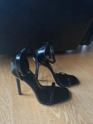 Svarta klackarskor  - Såå fina helt nya oanvända glansiga skor som säljes pga lite för hög klack för min smak. Storlek 38 och är normal i storlek 8,5 cm klack   