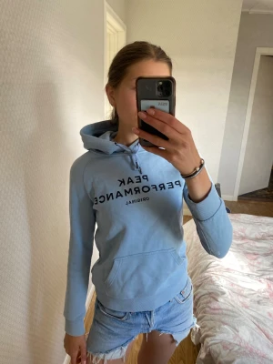 Ljusblå Peak Performance hoodie - Hoodie från Peak Performance i så fin ljusblå färg🩵🩵 strl S, i fint skick 
