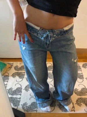 Stradivarius jeans 💞 - Supersnygga knappt använda! Midjemått 76-78 cm. Dem går att vika ner om man vill ha dem längre. Baggy och sköna. Passar folk som är 160-170 ungefär. På bilden visas hur dem sitter på 160.💖 pris går att diskutera . Skriv för mer info! Innerbens längden uppvikt är 66 cm och 73 cm när den inte är uppvikt. 💖