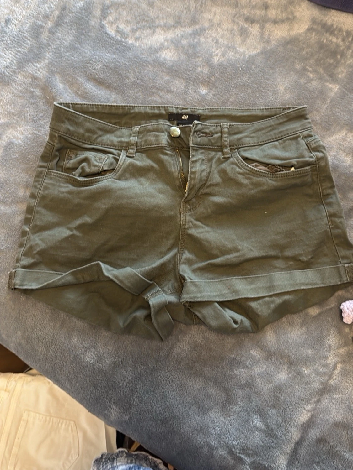 Olivgröna shorts från H&M - 1