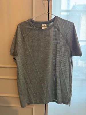 Ljus grönk ortärmad t-shirt från ICANIWILL - Säljer en ljus grön kortärmad t-shirt från ICANIWILL. T-shirten har en sportig look med diskret meshstruktur och rund hals. Perfekt för dig som gillar enkel och stilren design. Materialet känns lätt och andas bra.