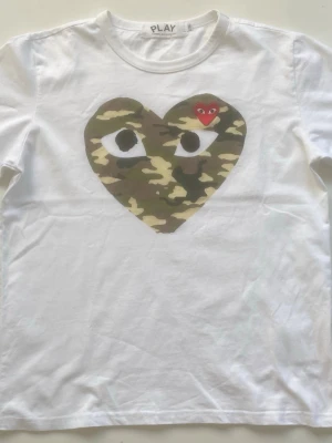Comme de garcon tshirt  - Tjena, säljer denna tshirt p.g.a att jag råka krympa den lite i tvätten, Passar som en liten XL och stor L. Inga defekter på den och är aldrig använd.