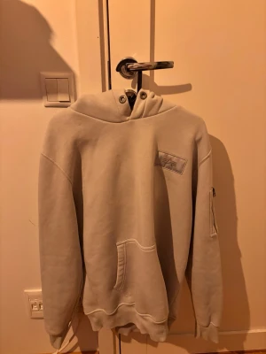 Grå hoodie från Alpha Industries (utan röda lappen och snören) - Säker gå alphabet industri hoodie tappat bort röda ”pull before flight”  lappen och inte hittar snörena(kan hitta snörena) men annars SUPER BRA sick