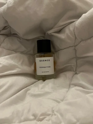 Essnce femina fiori - Knappt använt 🌸 Femina fiori