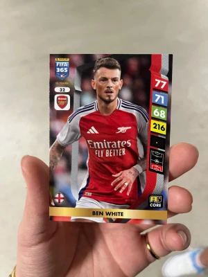 FIFA 365 Ben White samlarkort - FIFA 365 samlarkort med Ben White från Arsenal. Kortet har färgstark design med statistik, klubbmärke och spelarbild. Perfekt för dig som gillar fotboll och samlar på sportkort.