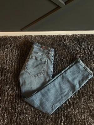 Dondup Jeans - Säljer nu mina snygga dondup jeans i nyare modell! Efter traktade modell George.          Storlek 33.                                                               Nypris = 4 Tusen 