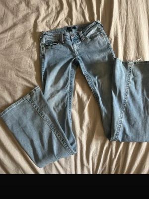 Ljusblå bootcut jeans True Religion - Snygga ljusblå bootcut jeans från True Religion i modellen Joey med klassiska detaljer och broderade bakfickor. Jeansen har låg midja. Pris kan diskuteras💞