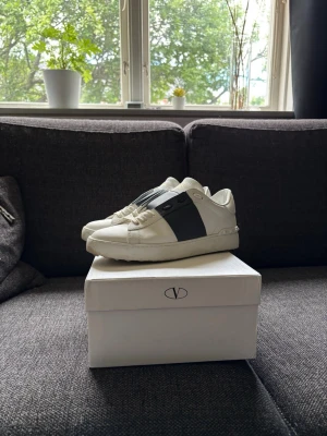 Valentino Open Marinblå - Tja! Säljer nu mina Valentino Open storlek 42 då jag inte längre tycker dom är så värts snygga eftersom jag bytt stil. Dom har några små smutsfläckar men inget som är skadat, jag har inte bara orkat att tvätta dom. Jag har all originalförpackning kvar, de är använda typ 10ggr och riktigt fräscha. 