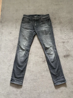 Replay Annbas  - Snygga grå slim fit jeans från ANBASS med lätt slitna detaljer och klassisk femficksdesign. Jeansen har en smal passform och är tillverkade i ett mjukt denimtyg som ger en modern look. Perfekta för dig som gillar en stilren och avslappnad vibe.