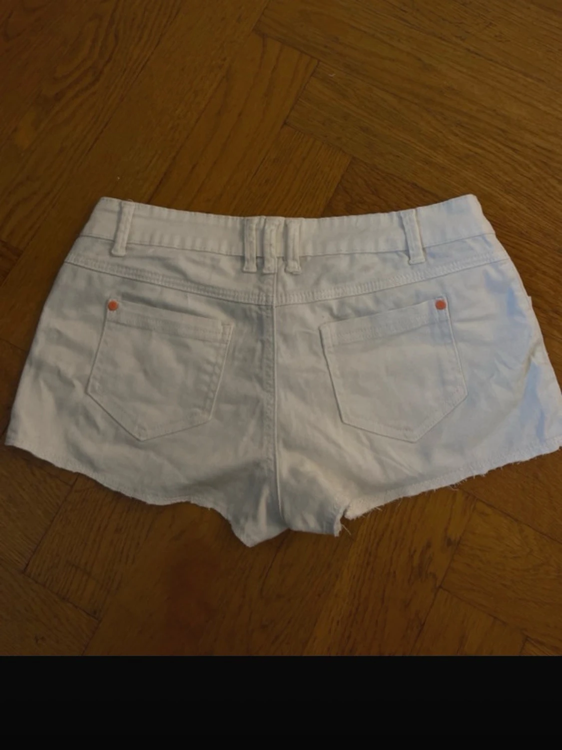 Vita denimshorts med orange knapp - 1