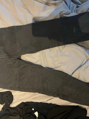 Svarta replay jeans  - Säljer ett par svarta jeans med rak passform. Jeansen har klassiska bakfickor med söm-detaljer och är tillverkade i ett mjukt denimtyg. Perfekta till en avslappnad stil och enkla att matcha med olika toppar. Inte my kry använda skriv vid frågor !