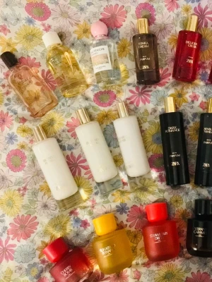 Parfymsplit 💟 - Splittar parfymer från Yves Rocher och Zara i glasdekanter med spray✨️2/3/5/10 ml✨️20/25/35/65 kr✨️Se listor bland bilderna vilka som finns✨️Skriv vilka du önskar så lägger jag ut som ett nytt paket 
