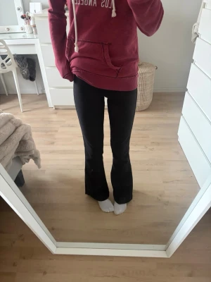 Svarta utsvängda kostymbyxor  - Säljer ett par svarta konstymbyxor med utsvängda ben och fickdetalj bak. De är medel  höga i midjan och sitter tight över låren. 
