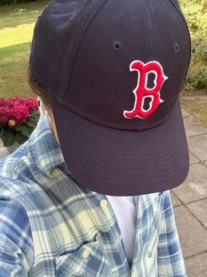 Boston red sox keps - Sjukt snygg Boston Red sox keps. Använd max tre gånger så ser helt ny ut i skick. Köptes i New york för ca 600kr. (Passar små huvuden)