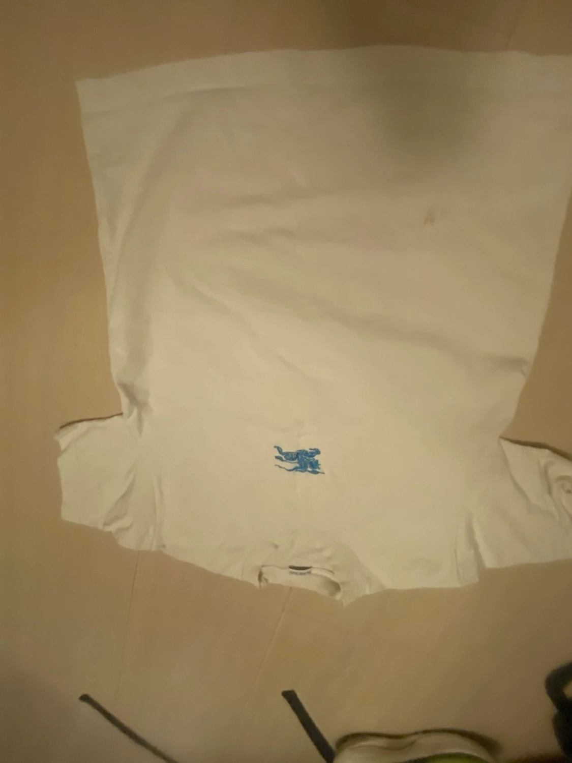 Vit Burberry  t-shirt med blått broderi