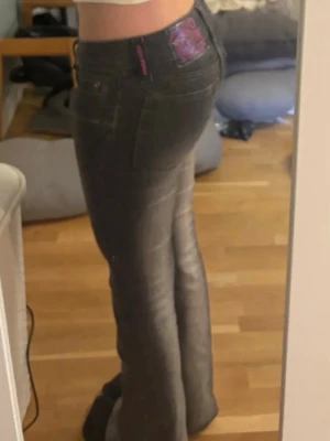 CHEAP MONDAY JEANS- BYTES - BYTER dessa snygga Cheap Monday-jeans mot ett annat par jeans eller något annat klädesplagg i liknande prisklass/värde! 🫶🏼helst cheap monday jeans i annan färg   🖤 Svart/gråa med vita detaljer 🖤 Lågmidjade 🖤 Bootcut 🖤 Storlek 26/30 🖤 Fint skick, sparsamt använda  Är öppen för olika märken och plagg, så skicka gärna vad du har att byta med! 💌 Endast byte – inte till salu.
