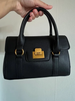 Mini handväska 🖤 - Helt oanvänd, säljes pga har alldeles för många handväskor. Köpt för 399 på Glitter ✨