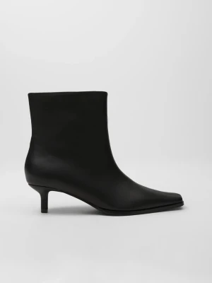 Nelly boots - Stilrena svarta stövletter i slätt material. Nypris 499 och slutsålda i strl 38. Använda en säsong, klacken är något sliten men annars mycket bra skick. 