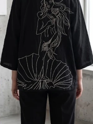 Svart kimono med konstnärligt tryck - Kimono size M handmade by original artist, never used, has its purse, has Aphrodite sewn on the back, very pretty 