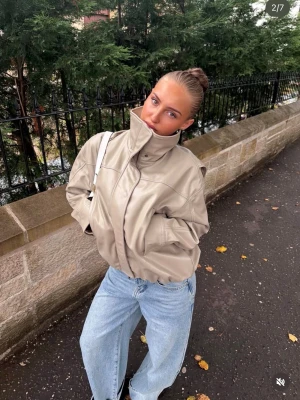 Beige oversized skinnjacka - Använd två gånger 