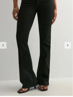 Svarta bootcut jeans - Säljer ett par svarta bootcut jeans med låg midja. De är ifrån Nelly. Använda fåtal gånger. För referens är jag 165 cm lång. Kontakta vid frågor💕💕