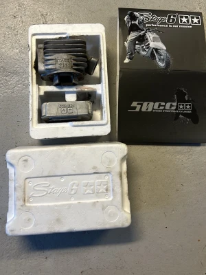 Stage6 50cc cylinderkit till moped - Säljer ett Stage6 50cc cylinderkit till moped. Kitet innehåller cylinder, topplock och packningar, allt i originalförpackning av vit frigolit. Perfekt för dig som vill trimma eller byta ut din mopeddel. Manual medföljer. Det följer med en fin kolv!