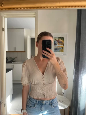 Beige top  - V-ringas beige top från Monki i storlek S i fint skick.
