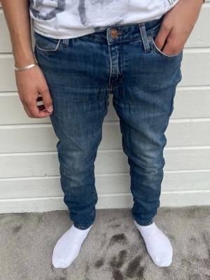 Lee jeans blå slim - Hej, säljer dessa blå slim fit Lee jeans i gott skick! Modellen på bilden är 183cm och väger 68kg. Storleken är W30/L32. Materialet är 98% bomull och 2% elastan. Hör av dig vid frågor/funderingar! Mvh DC ♦️