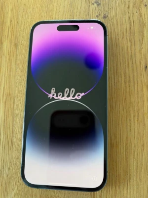 iPhone 14 Pro - iPhone 14 Pro, 78% batteri hälsa, väl vårdad. Snygg iPhone med modern design, svart ram och glasbaksida. Telefonen har en stor skärm med tunna kanter och en tydlig sensorpanel högst upp. Perfekt för dig som gillar stilren teknik och vill ha en mobil som känns premium i handen.