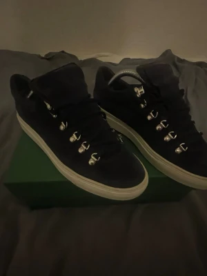 Marinblå Diemme sneakers i mocka - Snygga marinblå sneakers från Diemme i mjuk mocka med vita sulor och metallhakar för snörningen. Skorna har en clean och modern look med outdoor-inspirerade detaljer. Perfekta för dig som vill ha något unikt och stilrent till vardagslooken.