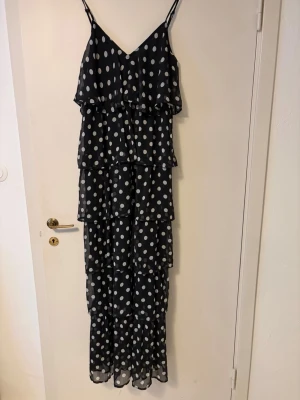 Vila klänning  - Använd en gång, kan upplevas något ojämn i första volangen men var så när jag köpte den! Nypris runt 700kr Storlek 38😊