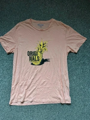 Jack & Jones Originals T-Shirt  - Säljer en fin Jack & Jones originals t-shirt med ananas tryck i bra skick.   Storlek: XL i Men’s size 