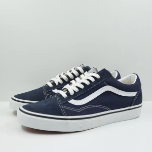 Vans Old Skool Classic Navy - Den här varan kommer auktioneras ut på Sneakershyllan x Plick Live Torsdagen 10 september kl 19 med ett startpris på endast 10 kr❗️Helt nya Vans Old Skool sneakers i marinblått med vita detaljer. Storlek EU 40.5
