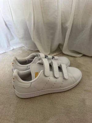 Helt oanvända Stan Smith med kardborre - Helt oanvända nya Stan Smith med kardborre. Slutsålda överallt!!!  Säljer pga köpte fel storlek🥰 Strl 40 2/3😚