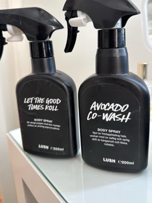 Lush body sprays Let The Good Times Roll & Avocado Co-Wash - Två body sprays från Lush: Let The Good Times Roll med mysig popcornsdoft och Avocado Co-Wash med fräsch, syrlig doft av bergamott och litsea cubeba. Båda i svarta sprayflaskor på 200 ml. Mer än halva kvar i båda.