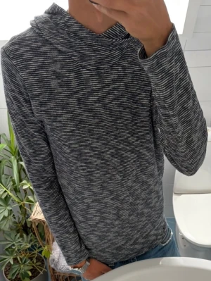 J&J Randig Stickad Hoodie ~ Vintage - Vintage Jack & Jones Randig Stickad Hoodie | Storlek: M | Passform: Normal Fit | Färg: Marinblå/Vit randig | Skick: 9/10 Inga defekter | Pris ej hugget i sten! 🍂
