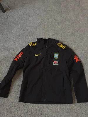 Svart Brasilien vindjacka  - Säljer nu en fet svart brazil windbreaker. Riktigt fräsch och nytt skick. Hör av er vid fler frågor eller funderingar. Mvh 