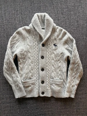Abercrombie & fitch kofta ~ sällsynt  - Säljer nu denna sjukt snygga Abercrombie & Fitch koftan | st M ~ 170–182cm | sitter som S | lite nopprig, men fortfarande i fint skick | passar perfekt nu till kyligare dagar! Modellen produceras inte längre och är därav väldigt sällsynt. Kan även gå ner lite i pris vid snabb affär🍁🫶