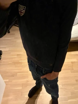 Stickad Morris tröja  - Mörkblå stickad Morris tröja i mycket bra skick. Storlek S Hör av er vid frågor! Kolla gärna in mina andra grejer också🤝
